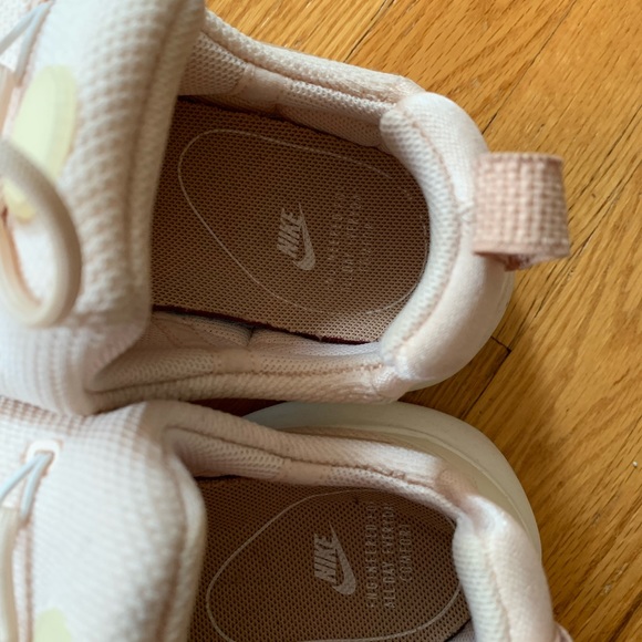 Nike - Picture 4 of 9